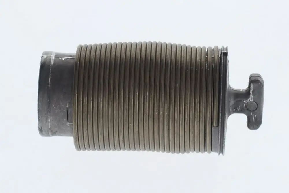 BOSCH-Komponente mit gewellter Oberfläche und einem Anschluss. Die Struktur ist zylindrisch und metallisch, ausgeführt in einem neutralen Farbton.